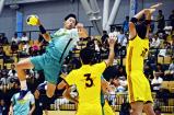 ハンドボール男子準決勝、シュートを放つ氷見の窪田礼央選手(左) ©読売新聞社
