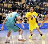 ハンドボール男子準決勝、ドリブルでボールを運ぶ北陸の前田紗良主将(右) ©読売新聞社