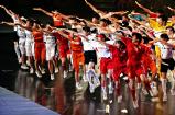 開会式で躍動的なダンスパフォーマンスを見せる高校生ら ©読売新聞社