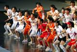 開会式で躍動的なダンスパフォーマンスを見せる高校生ら ©読売新聞社