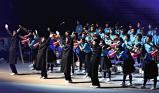 開会式を盛り上げた高校生らの演技 ©読売新聞社