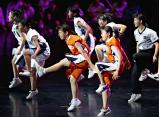 開会式で躍動的なダンスパフォーマンスを見せる高校生ら　©読売新聞社