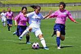 サッカー女子 相手ゴールに攻め込む藤枝順心の選手(中央)©読売新聞社