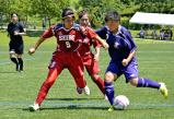 サッカー女子 激しく競り合う福井工大福井の選手(右)©読売新聞社