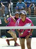 ソフトテニス女子個人、6回戦で力強いショットを見せる和歌山信愛の松井玲奈(左)と川崎海奈 ©読売新聞社