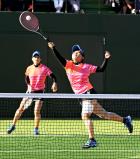 ソフトテニス女子個人決勝、果敢なネットプレーを見せる山陽女の立花さくら(右)と長谷川憂華 ©読売新聞社