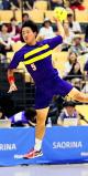 男子ハンドボール決勝 シュートを放つ、藤代紫水の榎本悠雅 ©読売新聞社