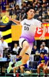 ハンドボール男子決勝 シュートを放つ氷見の清水裕翔 ©読売新聞社