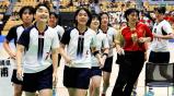 ハンドボール女子決勝 優勝し笑顔で観客席に駆け寄る佼成学園女の選手 ©読売新聞社