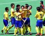 ホッケー男子、優勝を決め喜ぶ今市の選手 ©読売新聞社