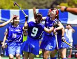 ホッケー女子決勝、先制ゴールを決め仲間から祝福される石動の多田みなみ⑩ ©読売新聞社