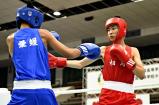 ボクシングフライ級1回戦、果敢に攻める相馬の船山大翔(右) ©読売新聞社