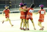 ソフトテニス女子団体で優勝し抱き合って喜ぶ昇陽の選手たち ©読売新聞社