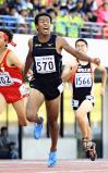 陸上男子100メートルで優勝した城西の塚本ジャスティン惇平 ©読売新聞社