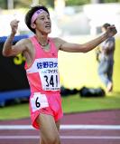 陸上男子１５００メートルで日本人最上位の２位に入り、ガッツポーズを見せる佐野日大の樋口翔太　©読売新聞社