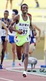 陸上男子1500メートルで優勝した大分東明のベヌエル・モゲニ ©読売新聞社