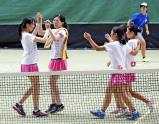 テニス女子団体で優勝を決めて喜ぶ相生学院の選手たち ©読売新聞社