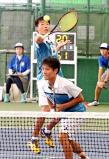 テニス男子団体、準決勝で敗れるも奮闘した名古屋の宮本貫太郎(手前)と鈴木悠太 ©読売新聞社