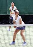 テニス女子団体、準決勝で惜しくも敗れた野田学園の南口亜美(右)と山口みやび ©読売新聞社