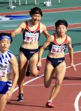 陸上女子400メートルリレーで2位に入った京都橘の第2走者・古西清乃(左)から第3走者・安達茉鈴へのバトンタッチ ©読売新聞社