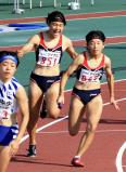 陸上女子４００メートルリレーで２位に入った京都橘の第２走者・古西清乃（左）から第３走者・安達茉鈴へのバトンタッチ　©読売新聞社