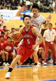 バスケットボール男子決勝、ゴール前に攻め込む開志国際の小栗瑛哉 ©読売新聞社