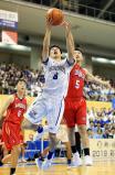 バスケットボール男子決勝、中部大第一の矢沢樹がシュートを決める ©読売新聞社