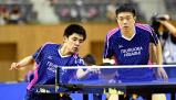 卓球男子団体決勝で力強いプレーを見せる鶴岡東の中橋敬人(左)と星翔太 ©読売新聞社