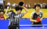 卓球女子団体決勝、力強いプレーを見せる遊学館の出雲美空（左）と相馬夢乃　©読売新聞社