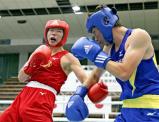 ボクシングライトウェルター級決勝　作新学院の森本浩（右）を破って優勝した芦屋学園の由良謙神　©読売新聞社