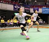 バドミントン女子ダブルスで力強いプレーを見せる英明の新井田楓(左)と韮沢美羽 ©読売新聞社