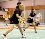 バドミントン女子ダブルスで息のあった動きを見せる米子北の前田瞳(左)と浜尾真衣 ©読売新聞社