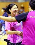 卓球女子シングルスで優勝を決め笑顔を見せる愛知みずほ大瑞穂の野村萌 ©読売新聞社