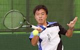 テニス男子シングルスで優勝した秀明八千代の白石光 ©読売新聞社
