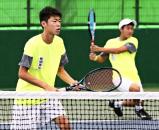 テニス男子ダブルスで準優勝した秀明英光の松下龍馬(右)と間仲啓 ©読売新聞社