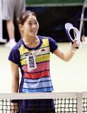 テニス女子シングルスで優勝し、笑顔を見せる愛知啓成の阿部宏美 ©読売新聞社