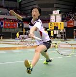 バドミントン女子シングルスで俊敏なプレーを見せる甲斐清和の高橋千夏 ©読売新聞社