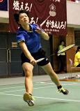 バドミントン女子シングルスで力強くプレーする諫早商の中島萌絵 ©読売新聞社