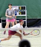 テニス女子ダブルスで準優勝した相生学院の中島美夢(手前)と伊藤さつき ©読売新聞社