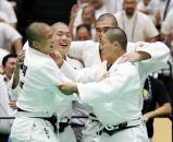 柔道男子団体で優勝が決まり喜ぶ天理の選手たち ©読売新聞社