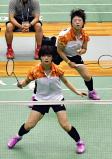バドミントン女子ダブルスで3位になった園田学園の斉藤さくら(奥)と松久紬 ©読売新聞社
