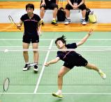 バドミントン女子ダブルスで3位になった青森山田の大石悠生(右)と木村早希 ©読売新聞社