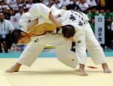 柔道男子90キロ級で3位になった育英の岡田一真(左) ©読売新聞社