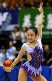 新体操女子個人、ボールで華麗な演技を見せる城南静岡の海野晴子 ©読売新聞社