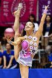 新体操女子個人、ボールで華麗な演技を見せる高松桜井の植松智子 ©読売新聞社