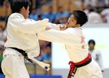 柔道女子52キロ級で準優勝した東北の対馬みなみ(右) ©読売新聞社