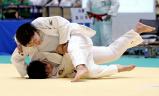 柔道女子団体で優勝した夙川学院の長谷川瑞紀(上) ©読売新聞社