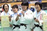 柔道女子団体で3位に輝き、笑顔を見せる藤枝順心の選手ら ©読売新聞社