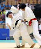 柔道女子57キロ級で優勝した立命館宇治の岡田恵里佳(左) ©読売新聞社