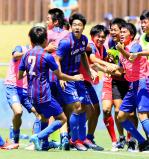 サッカー男子決勝　後半ロスタイム、同点ゴールを決めて喜ぶ宮崎純真⑩ら山梨学院の選手たち　©読売新聞社